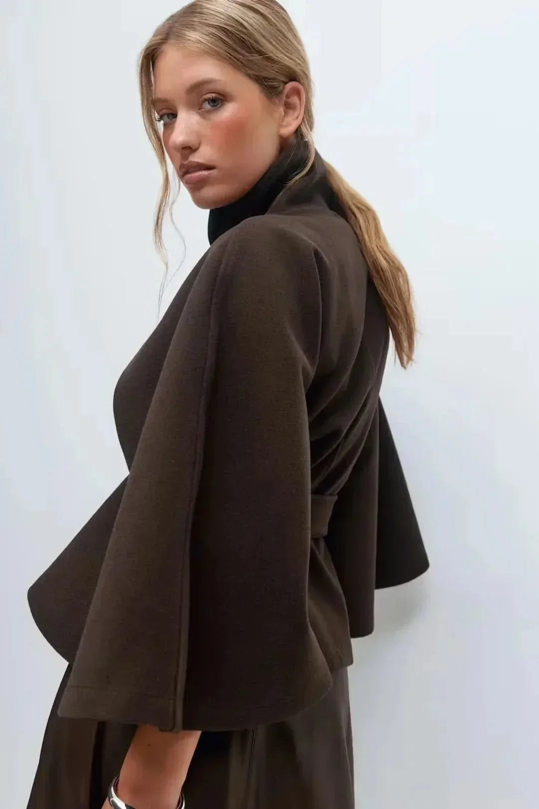 Dames gedrapeerde cape met getailleerde taille