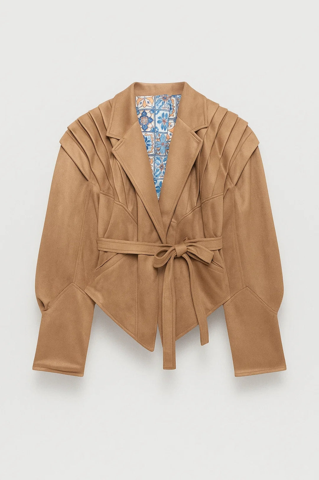 Dames getailleerde blazer met plooien op de schouder