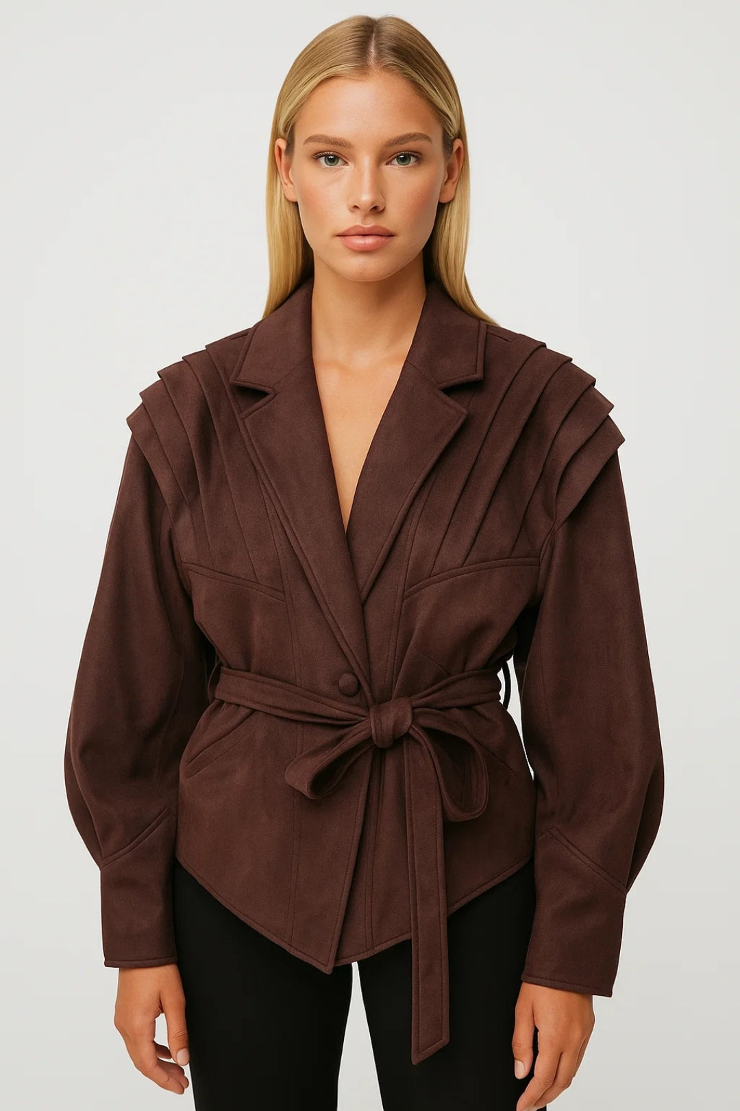 Dames getailleerde blazer met plooien op de schouder