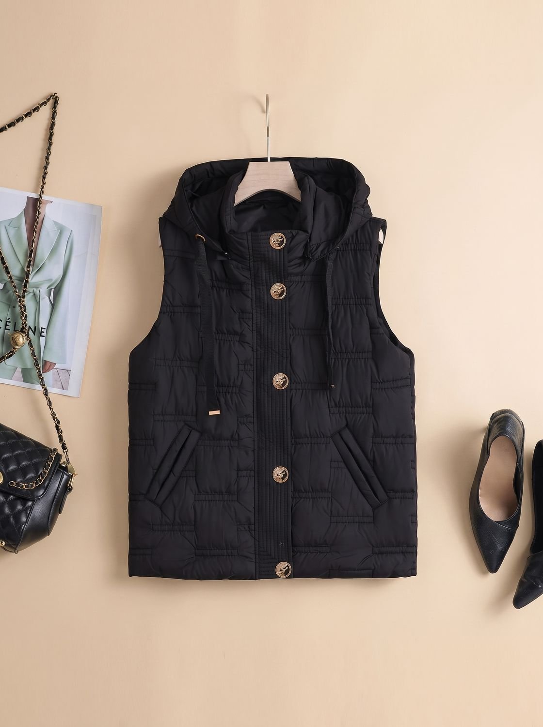 Dames gewatteerde bodywarmer met capuchon en knoopsluiting