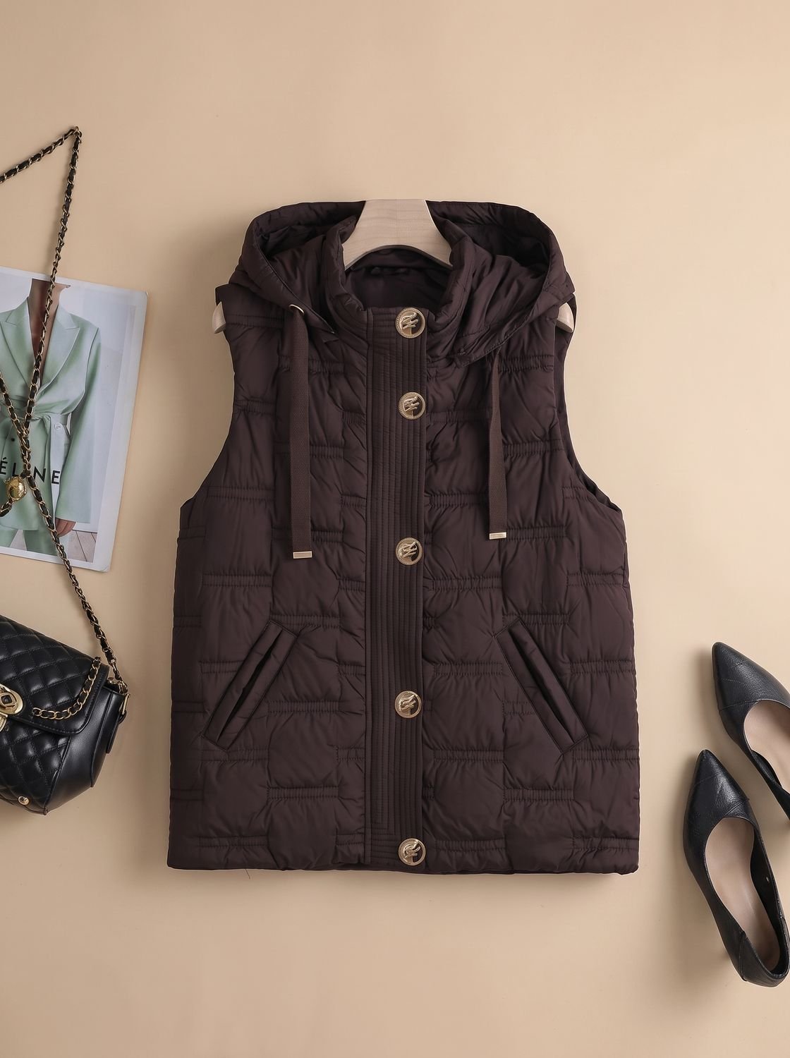 Dames gewatteerde bodywarmer met capuchon en knoopsluiting