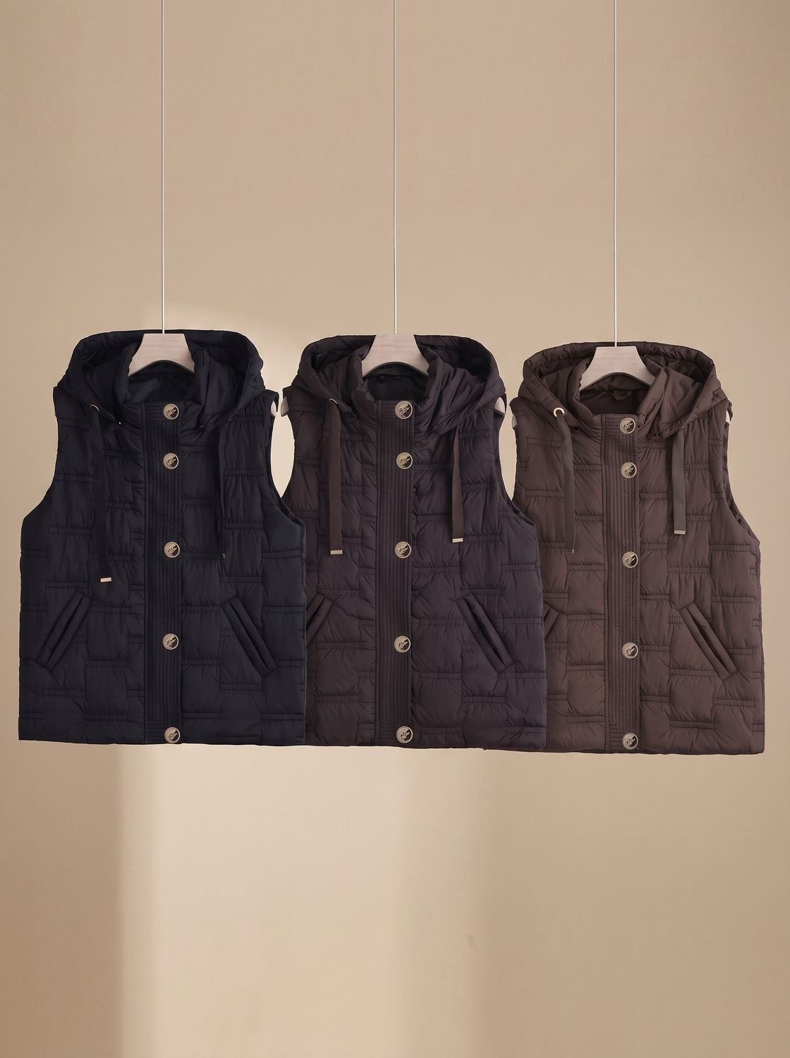 Dames gewatteerde bodywarmer met capuchon en knoopsluiting