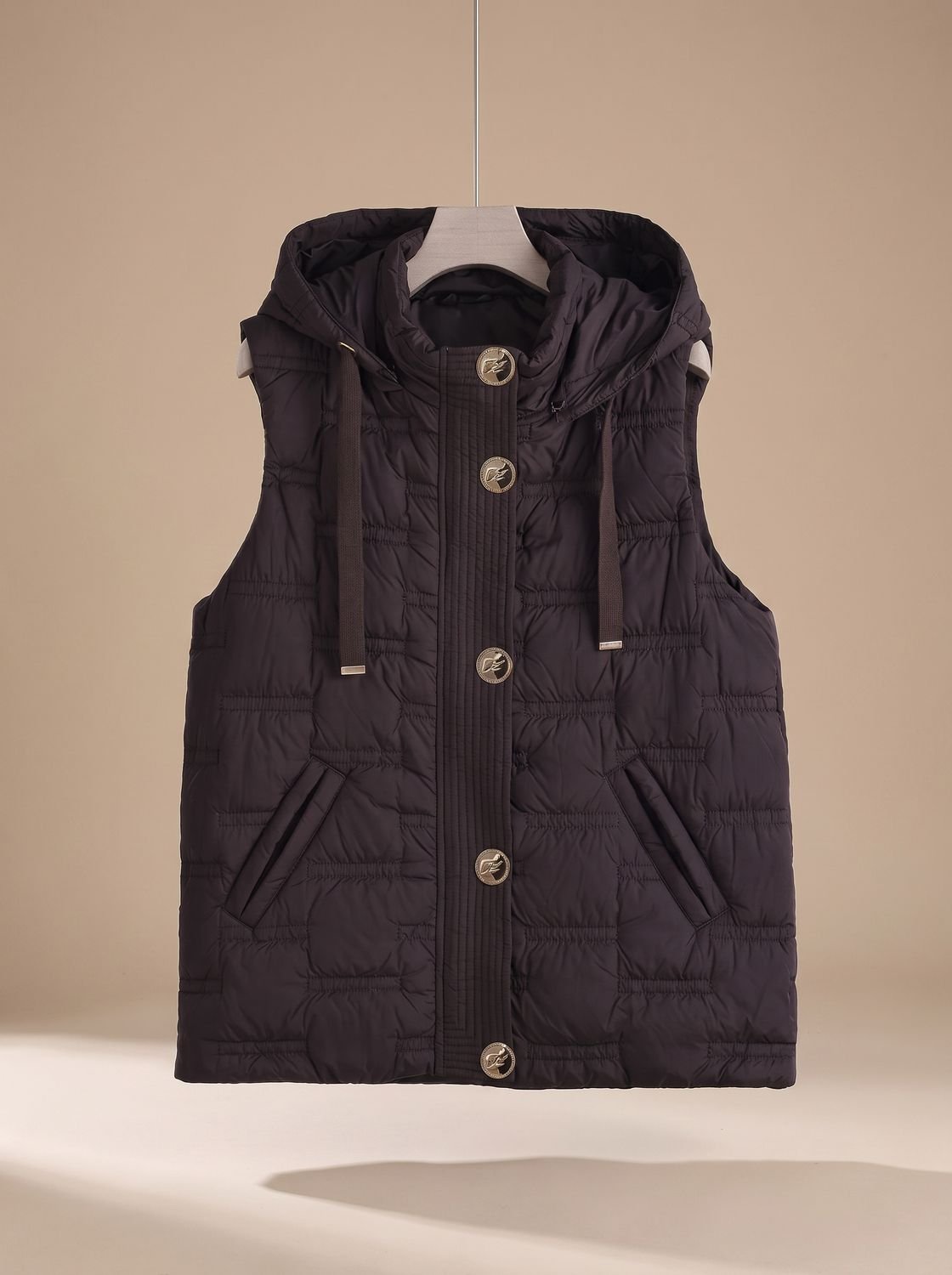 Dames gewatteerde bodywarmer met capuchon en knoopsluiting