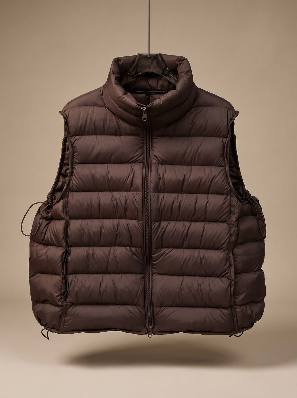 Dames gewatteerde bodywarmer met tweewegrits en opstaande kraag