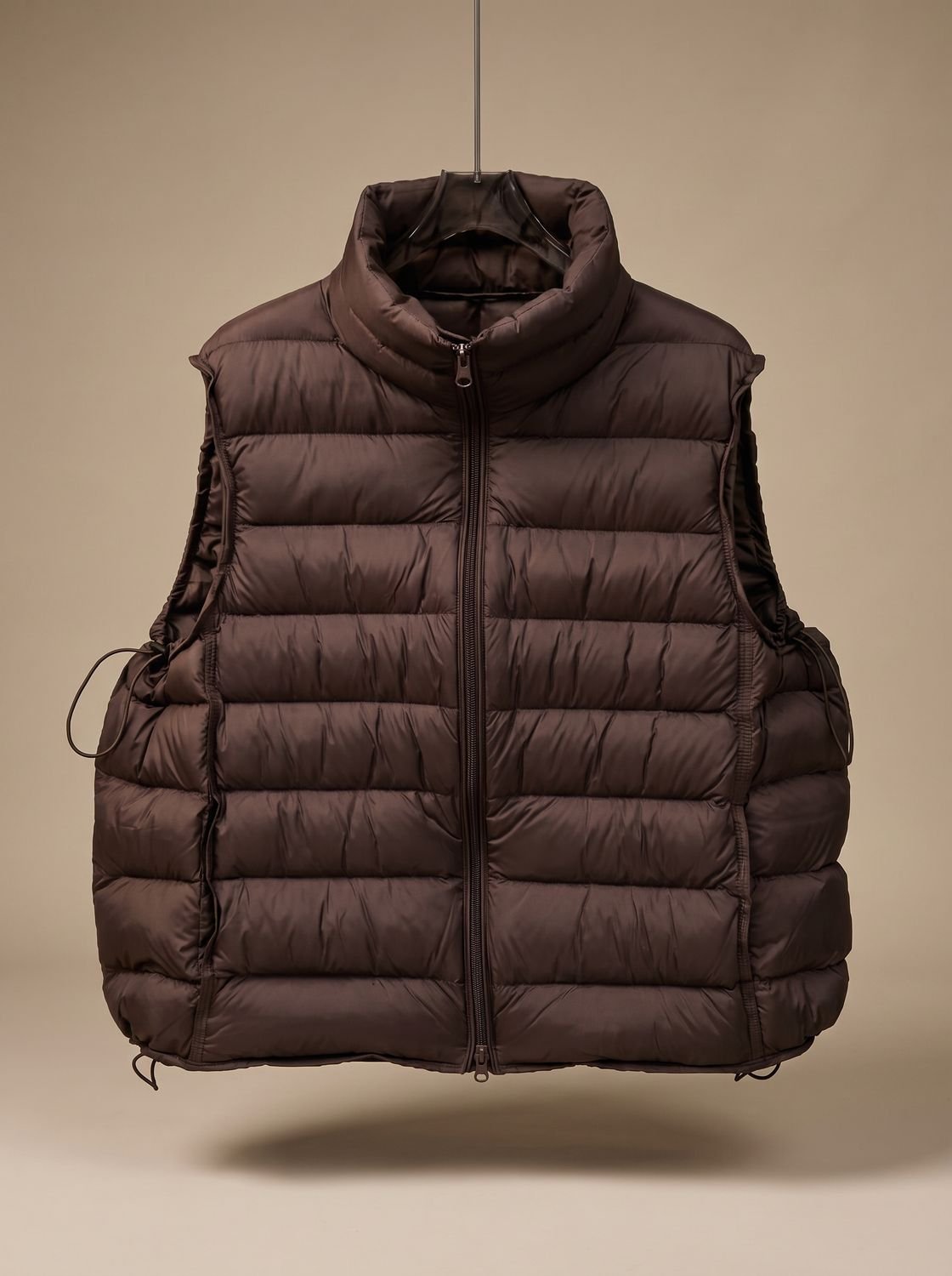 Dames gewatteerde bodywarmer met tweewegrits en opstaande kraag