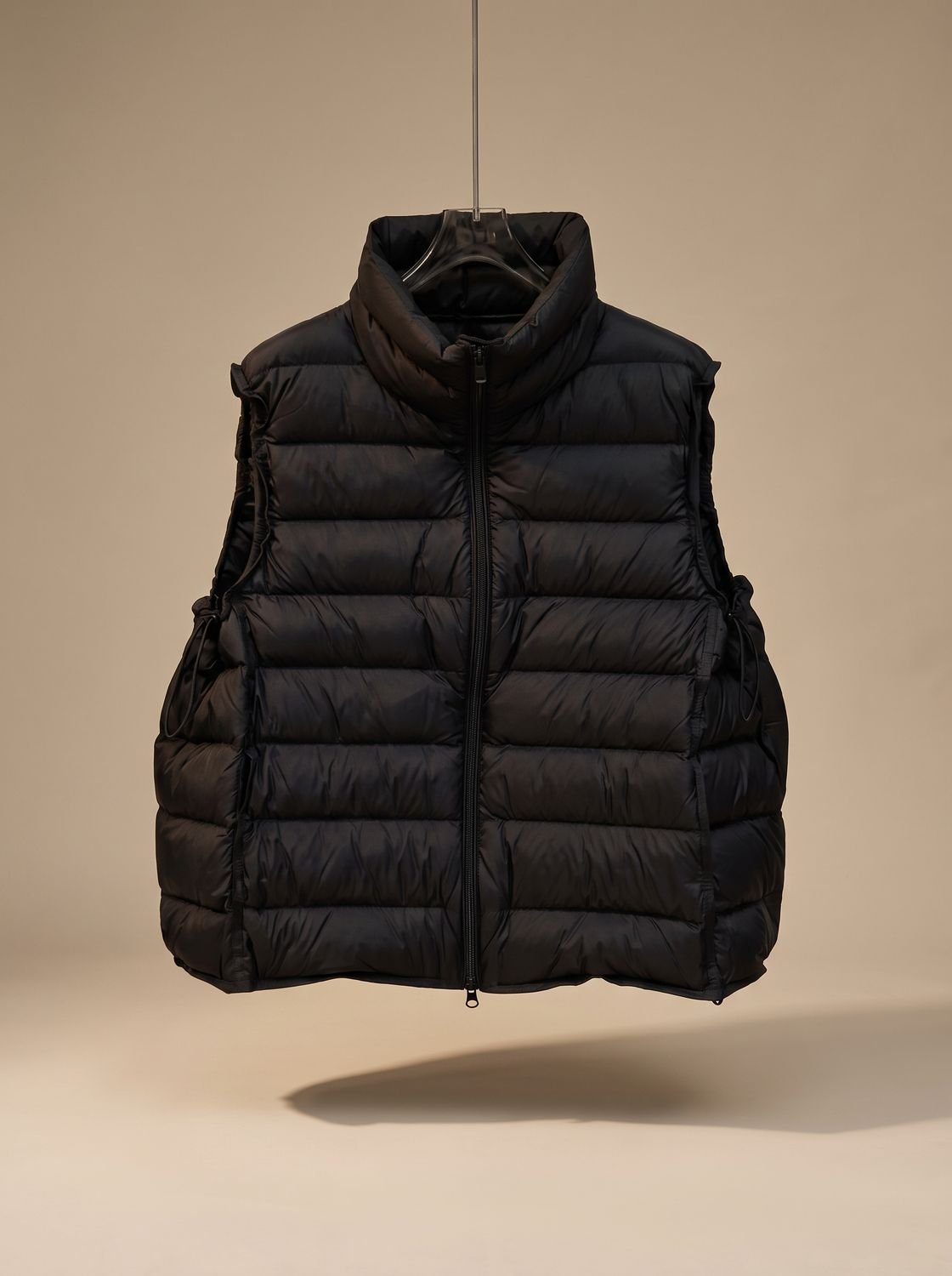 Dames gewatteerde bodywarmer met tweewegrits en opstaande kraag