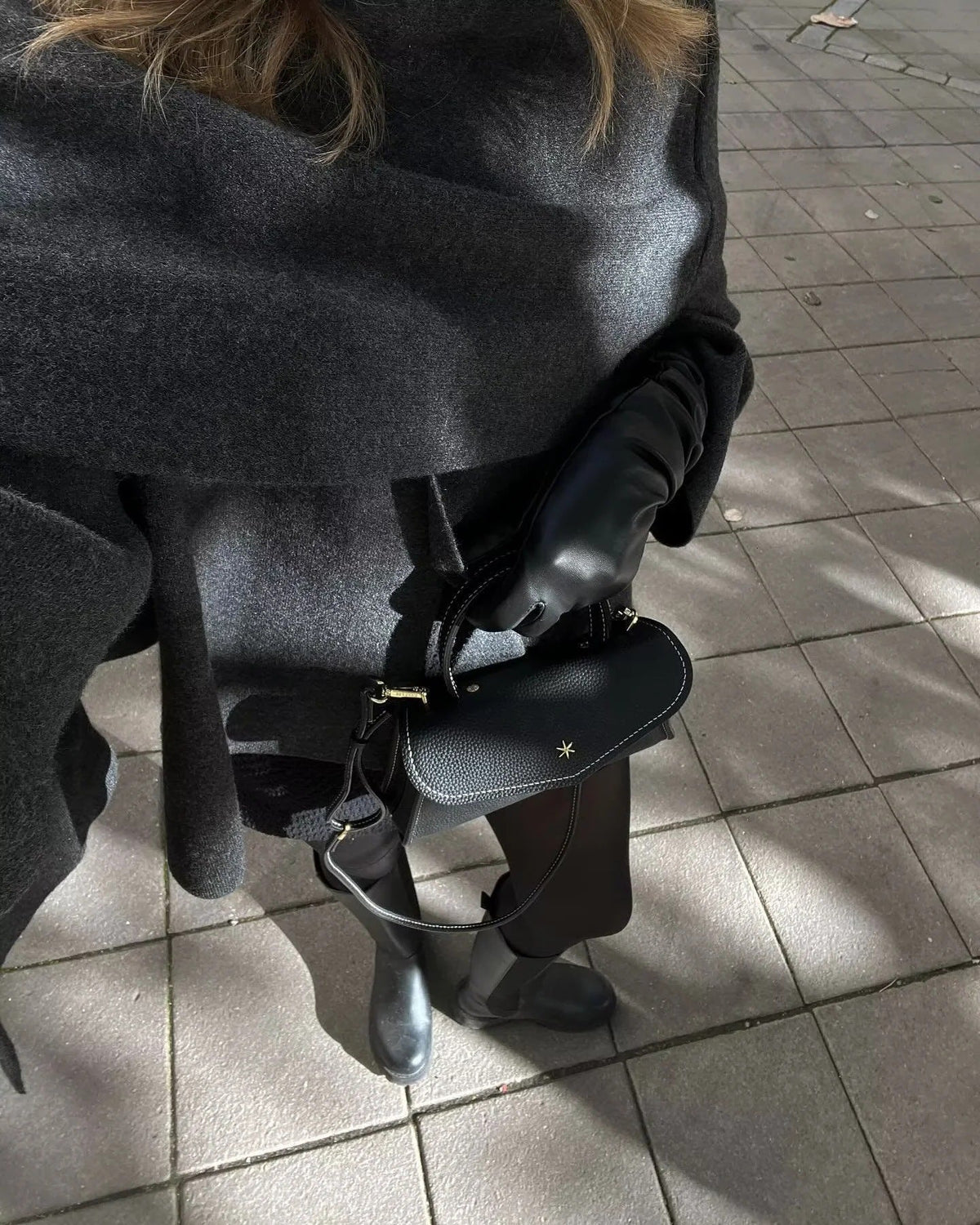 Dames korte winterse mantel met gedrapeerde sjaalkraag
