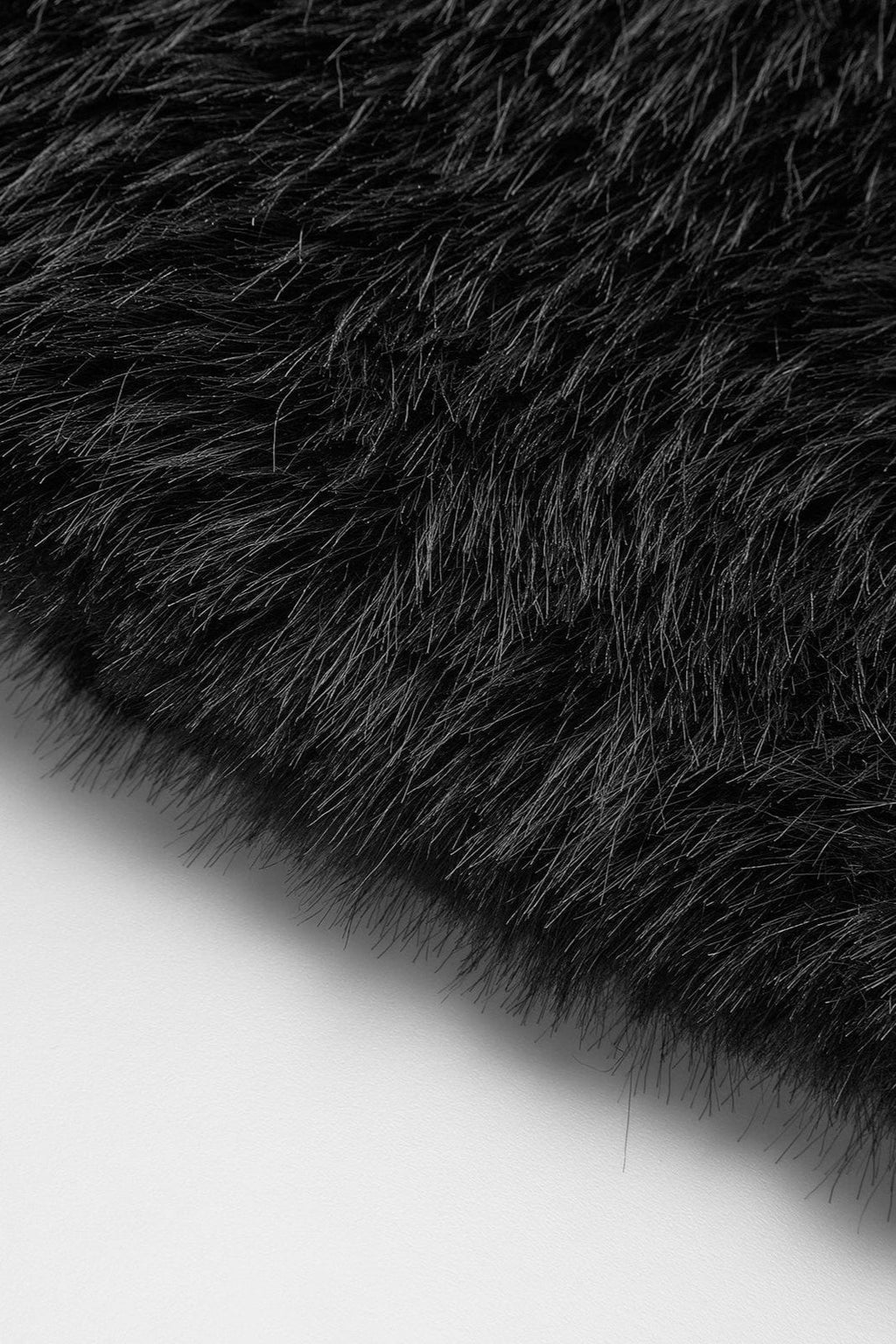 Dames korte zwarte jas van imitatiebont met oversized pasvorm