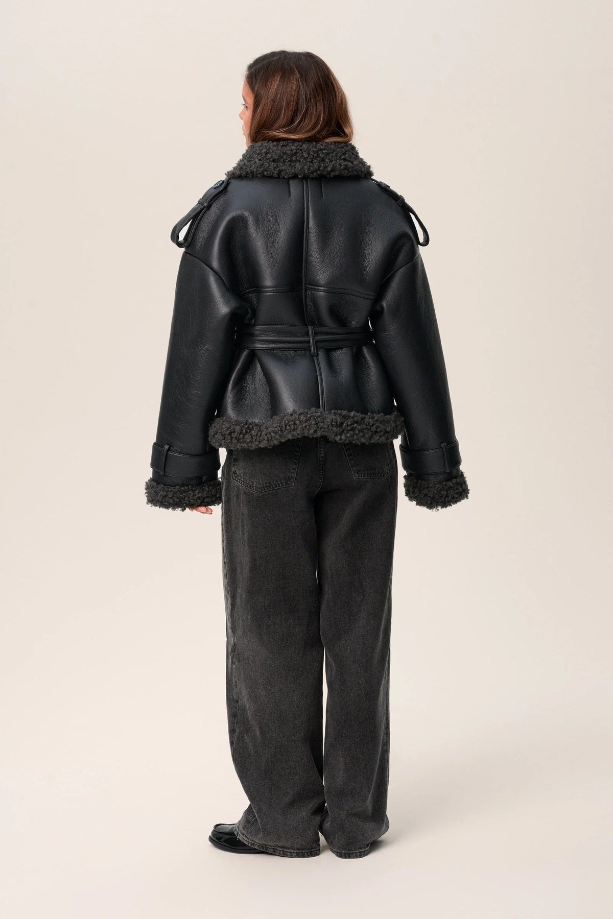 Dames lange getailleerde winterjas in teddylook