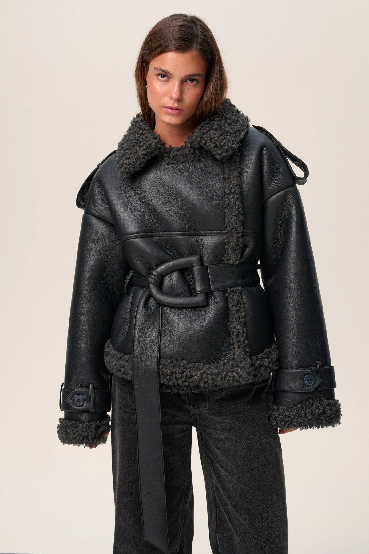 Dames lange getailleerde winterjas in teddylook