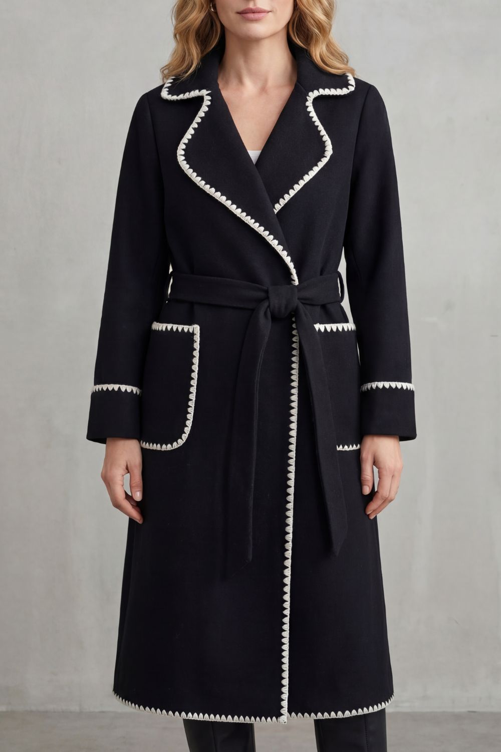 Dames lange mantel met overslag en contrastbies