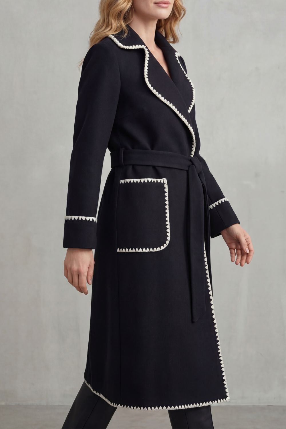 Dames lange mantel met overslag en contrastbies