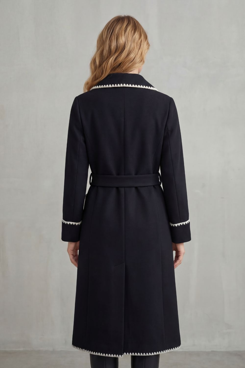 Dames lange mantel met overslag en contrastbies