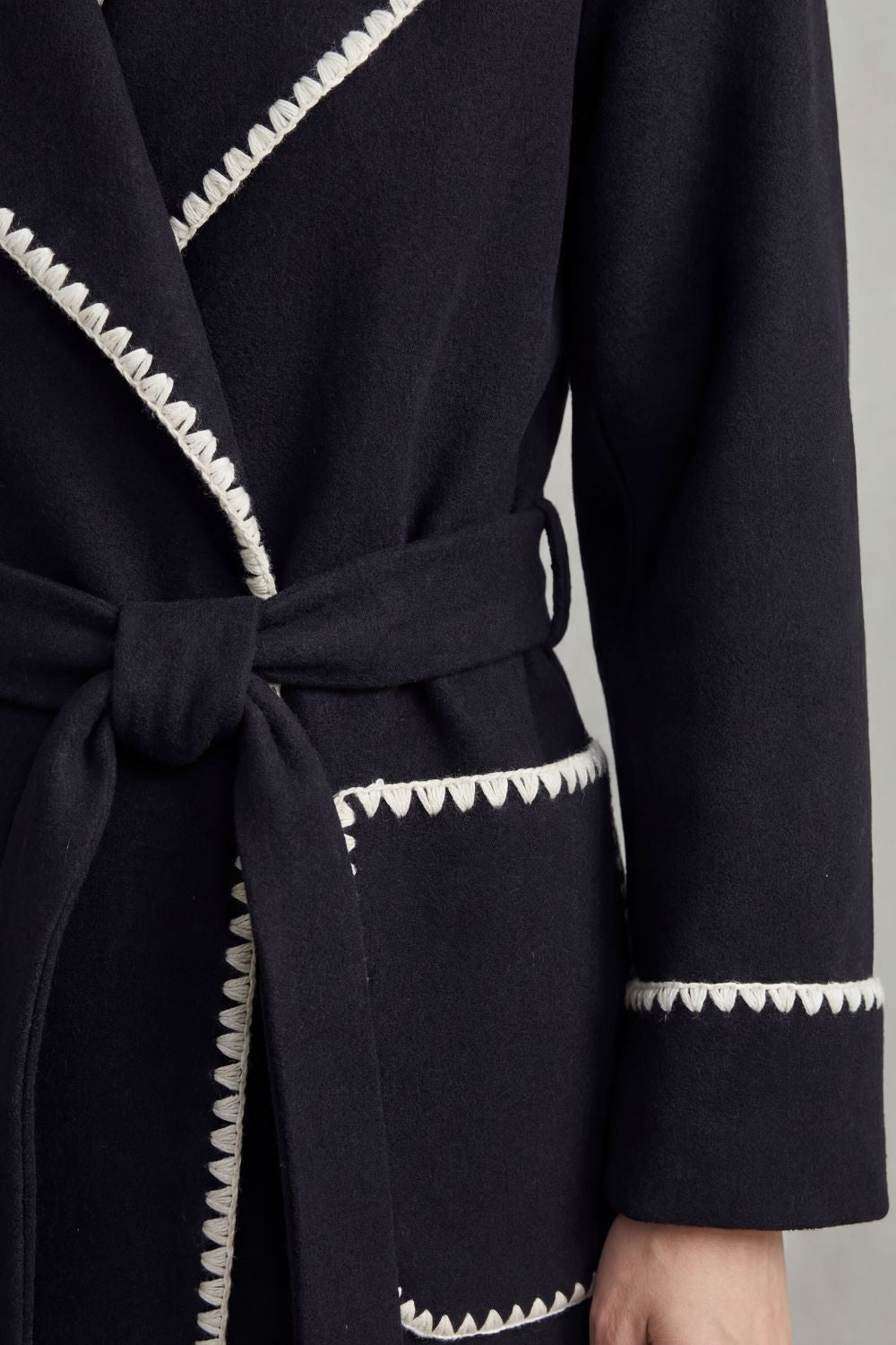 Dames lange mantel met overslag en contrastbies