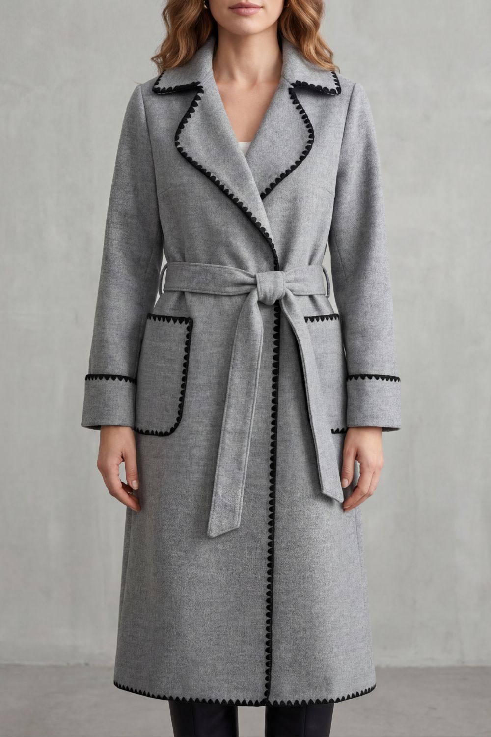 Dames lange mantel met overslag en contrastbies