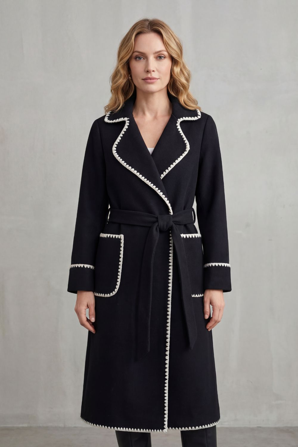 Dames lange mantel met overslag en contrastbies