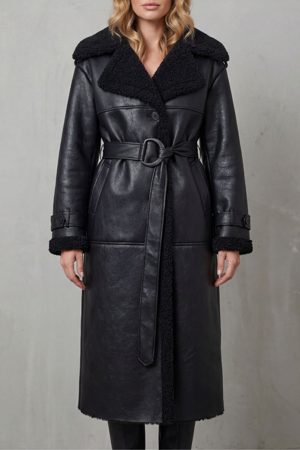 Dames lange zwarte winterjas met zachte teddykraag