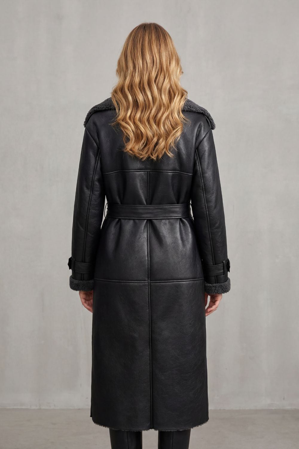 Dames lange zwarte winterjas met zachte teddykraag