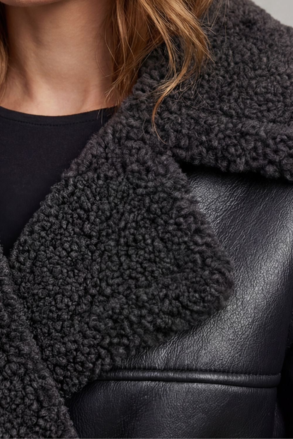 Dames lange zwarte winterjas met zachte teddykraag