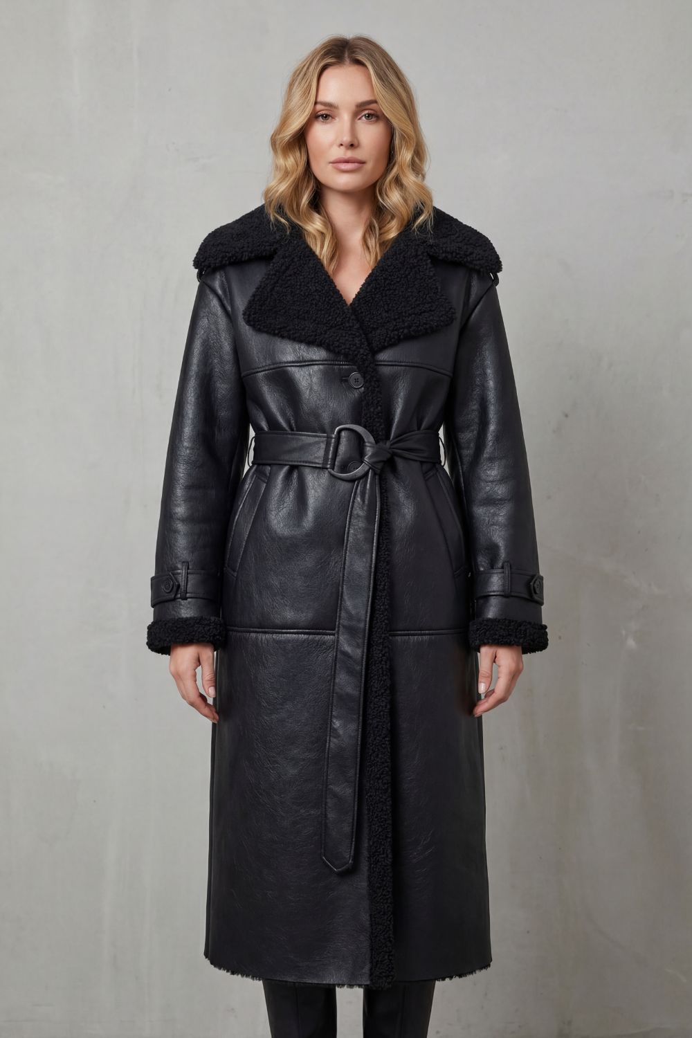 Dames lange zwarte winterjas met zachte teddykraag