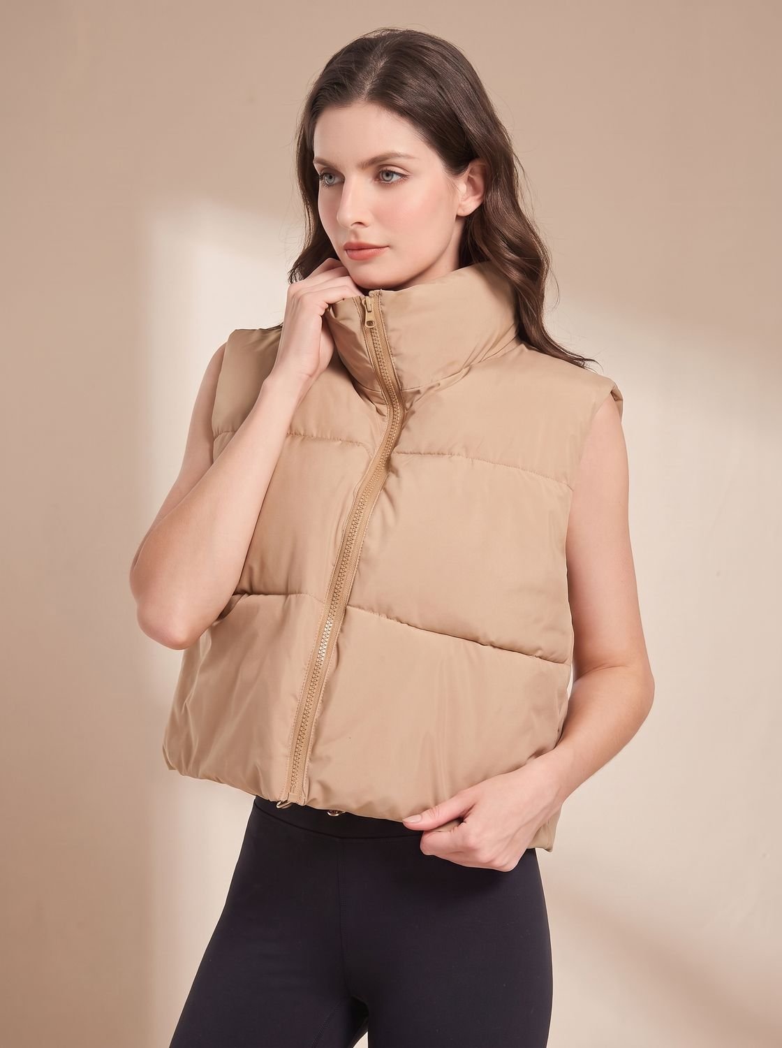 Dames ultralichte korte bodywarmer met opstaande kraag