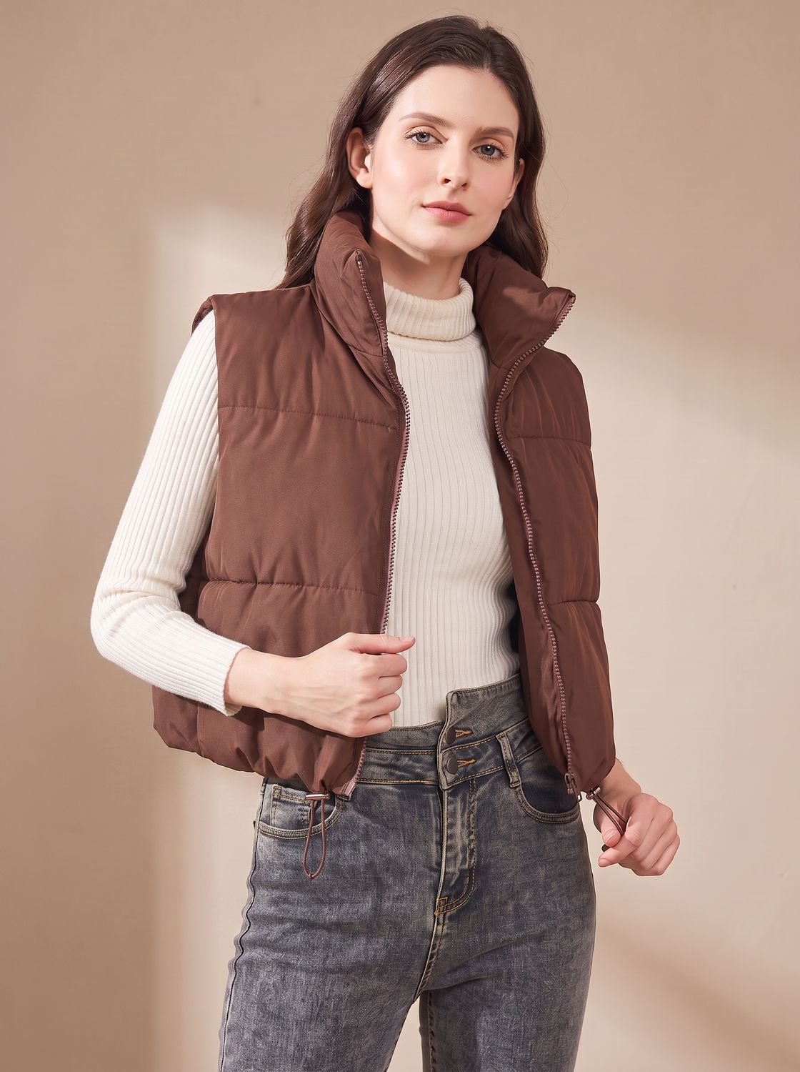 Dames ultralichte korte bodywarmer met opstaande kraag