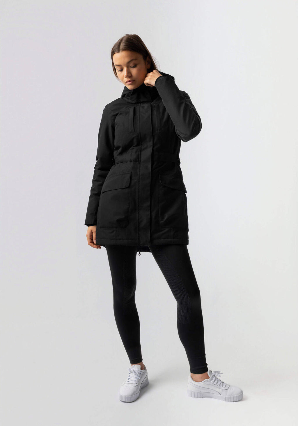 Dames zwarte winterjas met capuchon en hoge hals
