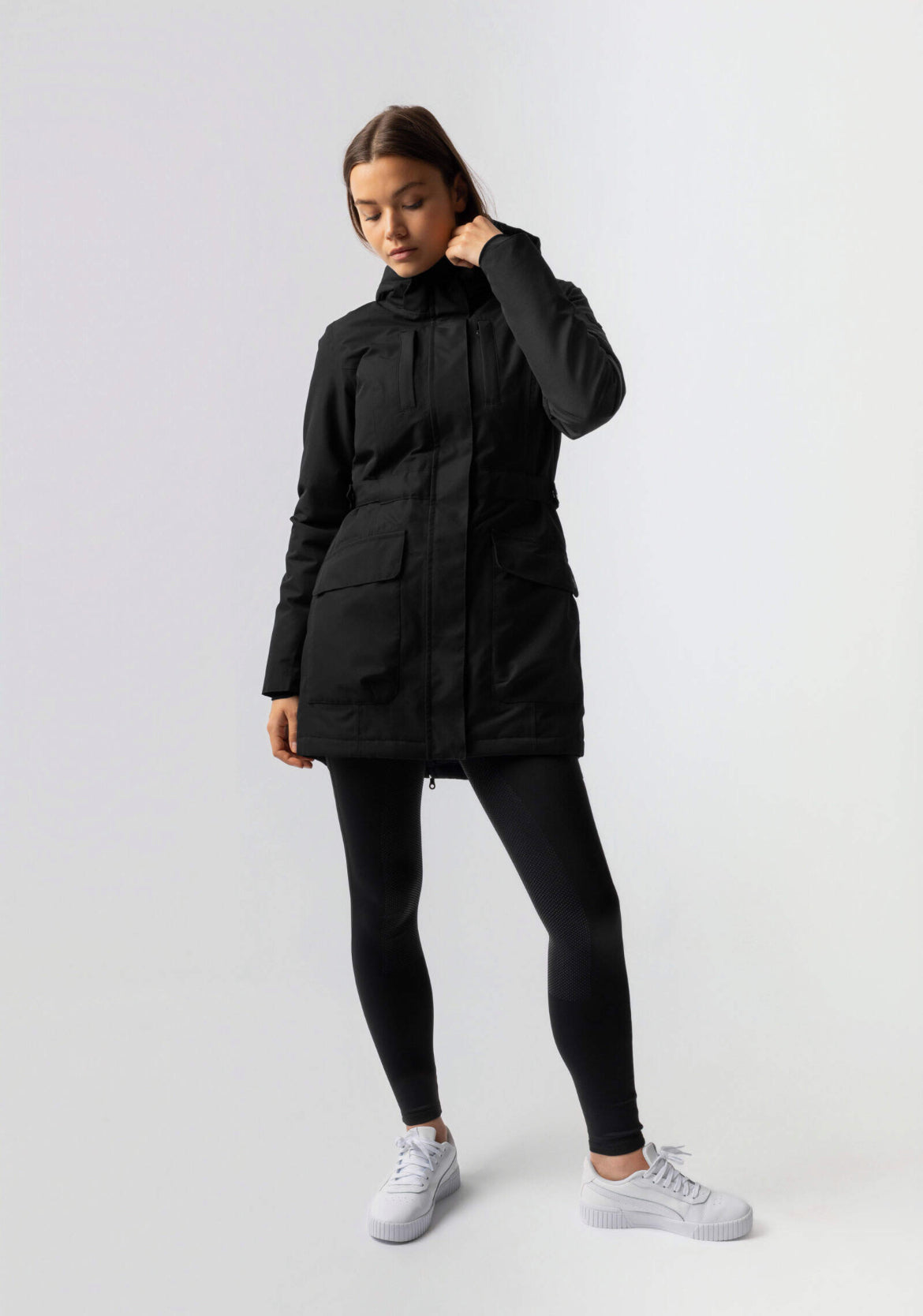 Dames zwarte winterjas met capuchon en hoge hals