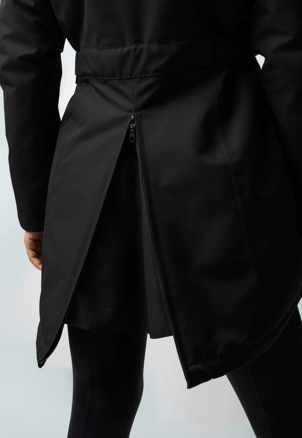 Dames zwarte winterjas met capuchon en hoge hals