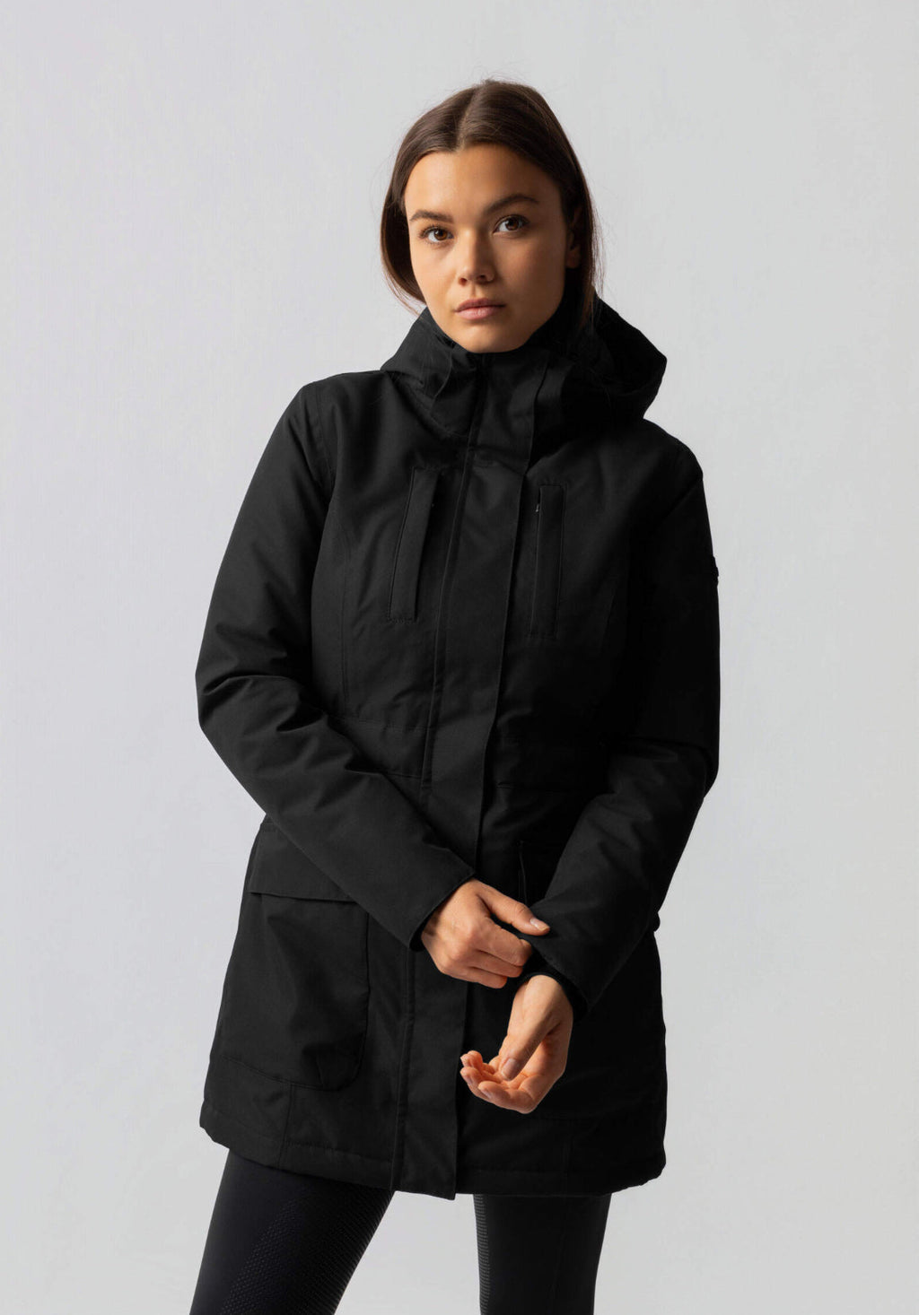 Dames zwarte winterjas met capuchon en hoge hals